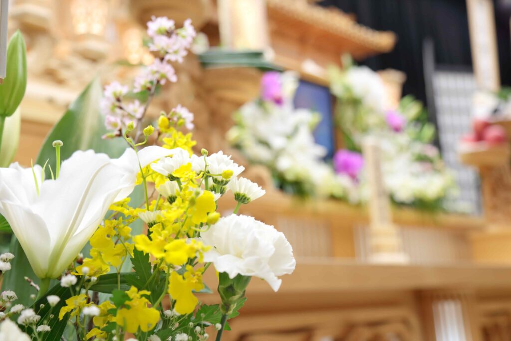 献花ごしに見える祭壇