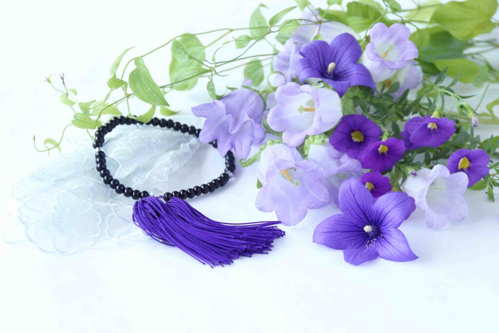 数珠と桔梗、カンパニュラ、サフィニアの花束