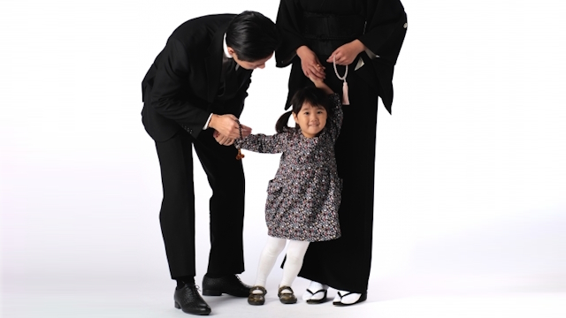 お葬式の家族_男性・女性・子供