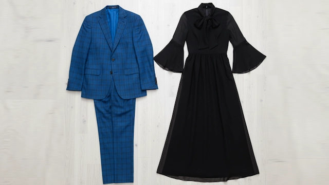 お葬式に不適切な目立つチェック柄のブルーのスーツとリボン付きのベルスリーブでシフォンの黒いワンピース