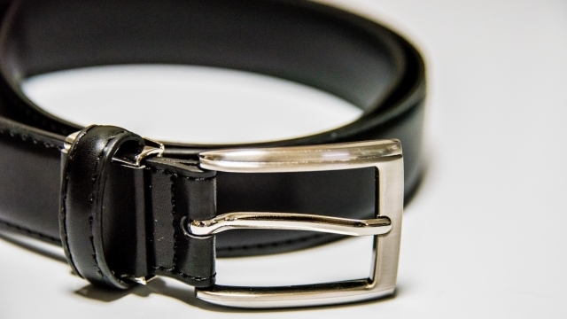 男性がお葬式で喪服を着る際に必要な黒いベルト
