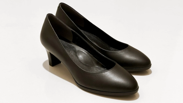 お葬式に最適な女性の黒いミディアムヒールのパンプス