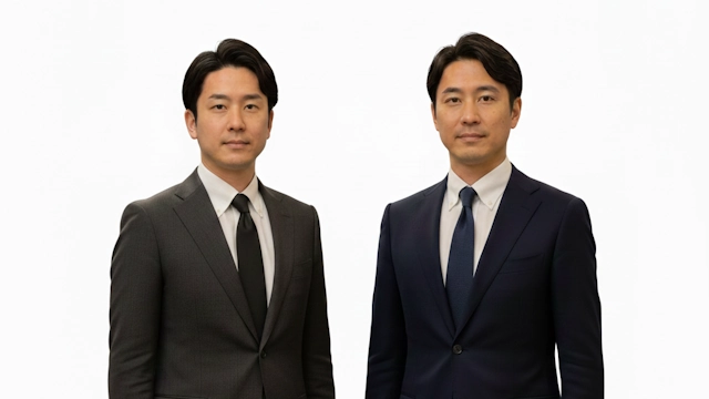 お葬式の略喪服としてビジネス用のダークスーツを着て白いワイシャツと黒や濃紺のネクタイをしている男性