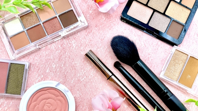 ベージュ系・ブラウン系のアイシャドウやチークの化粧品