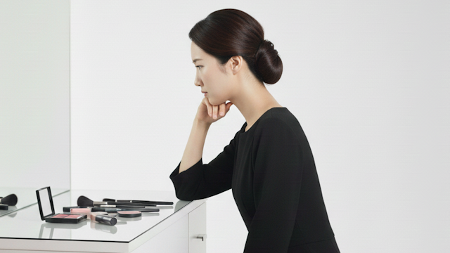 お葬式のメイクについてどうすればよいのか悩んでいる姿