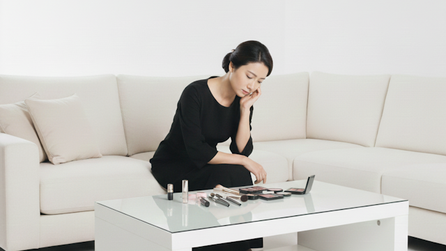 葬式メイクをするために最適な化粧品の種類を選んでいる女性