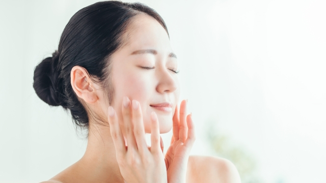 お葬式のメイクをする前にしっかりとスキンケアをしている女性