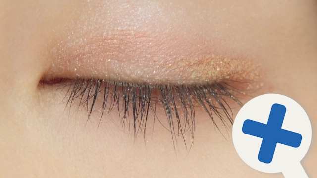 葬式メイクでラメ入りのアイシャドウを使用した悪い事例