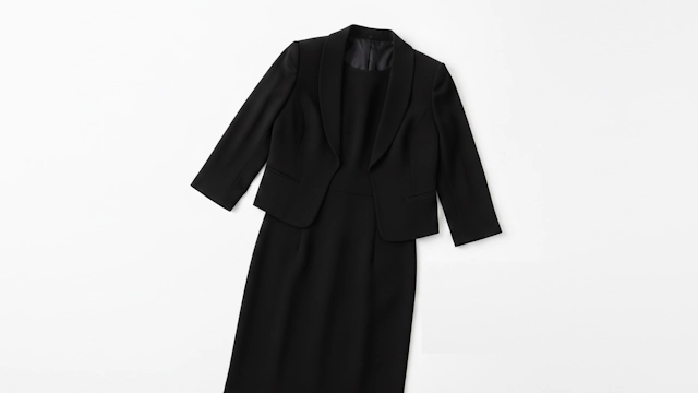お葬式に最適な女性のジャケット付きアンサンブルの喪服