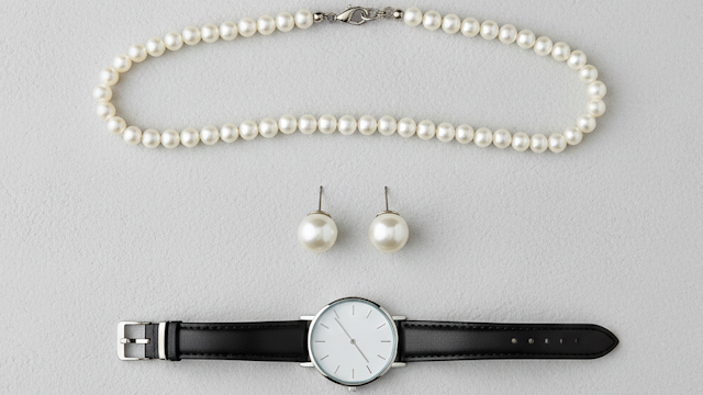 お葬式でOKのアクセサリーの事例として真珠のネックレスとイヤリングやシンプルな腕時計