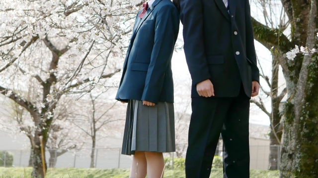 お葬式に最適な学生服を着用した男の子と女の子