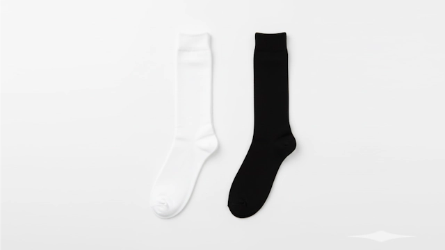 お葬式に参列する子供い最適な白と黒のハイソックス