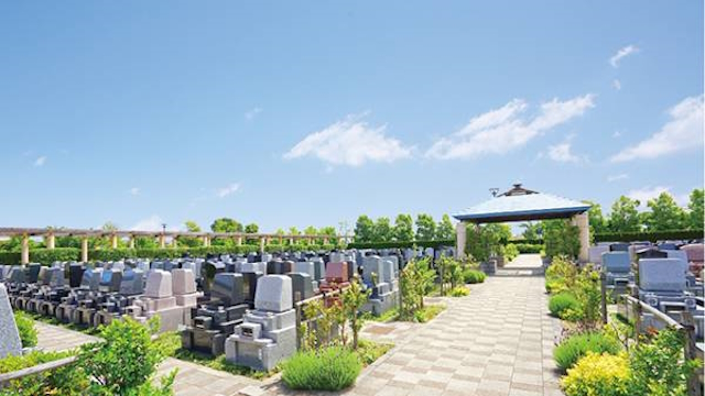 民営霊園_美しく整備された参道や植栽の霊園