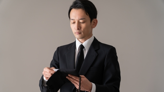 49日の香典の渡し方のマナー_袱紗を使用する
